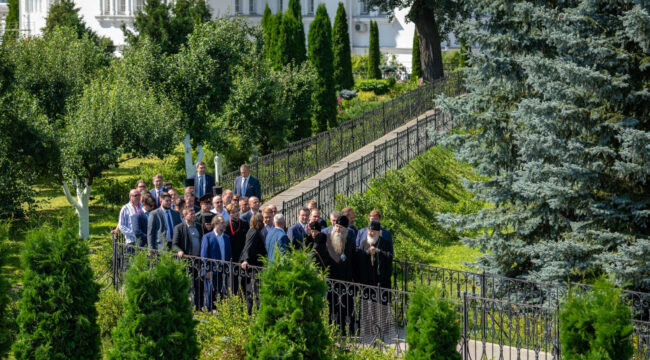 Патриарх Кирилл прошел по Канавке Богородицы в Дивеево