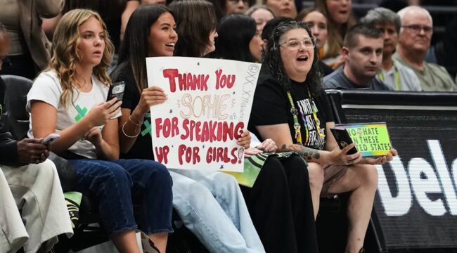 ЛГБТ-активисты и сторонники Софи Каннингем столкнулись у матча WNBA: 5 важных моментов