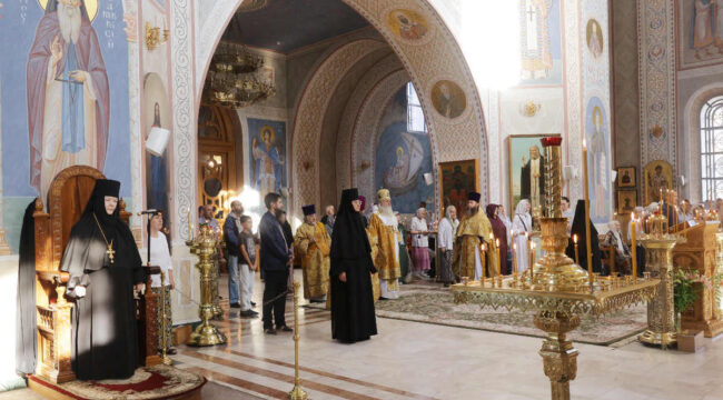 Глава синодального отдела по монастырям совершил Литургию в Покровском Хотькове монастыре и передал поздравление патриарха настоятельнице