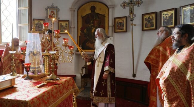 Митрополит Феогност возглавил Литургию на Афонском подворье в Москве
