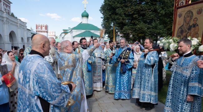 В праздник Смоленской иконы Божией Матери глава Синодального отдела по монастырям совершил Литургию в Новодевичьем монастыре