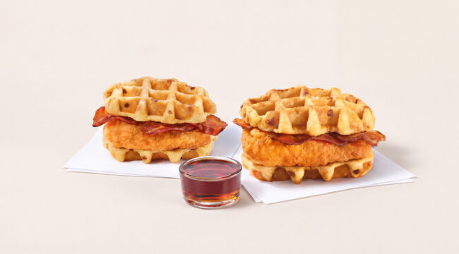 Chick-fil-A наконец-то добавляет курицу с вафлями в меню на весь день