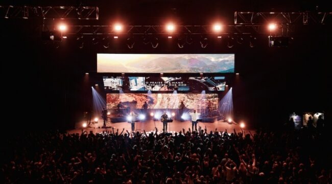 Bethel Music и KB станут хедлайнерами бесплатного богослужения под открытым небом в Канзасе; баптистская церковь Уэстборо протестует против 'сатанинских мелодий'