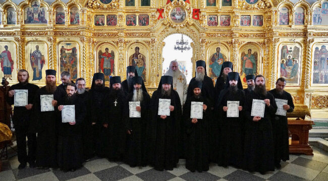 Глава Синодального отдела по монастырям вручил выпускникам Соловецкого монастыря свидетельства об окончании богословских курсов