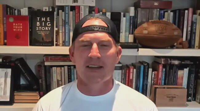 Пастор, который считает, что мужчины должны «играть по-крупному», попал в студенческую футбольную команду в 47 лет