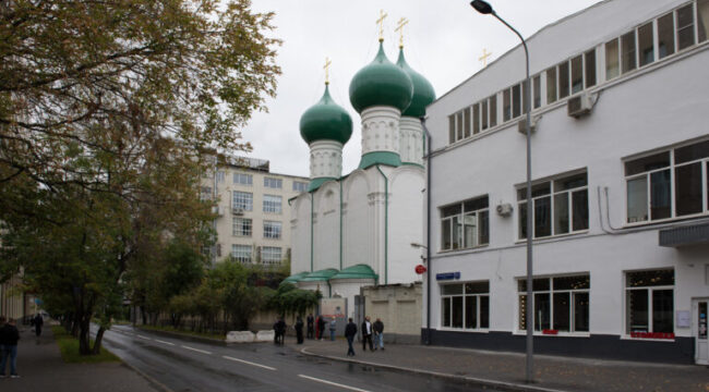 В храме Рождества Богородицы в Бутырской слободе демонтируют конструкции советского завода