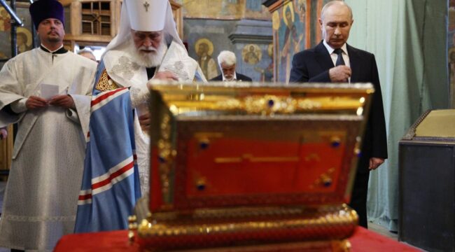 Владимир Путин принял участие в молебне у мощей Димитрия Донского в Архангельском соборе