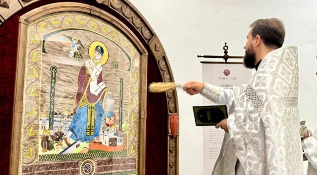 В Никольском храме в Новой Слободе открылась выставка лицевого шитья с образами святых