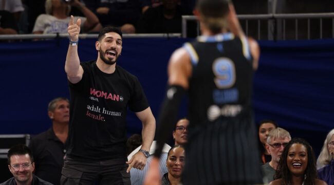 Энеса Кантера Фридома выгнали с матча WNBA за футболку с определением слова «женщина»