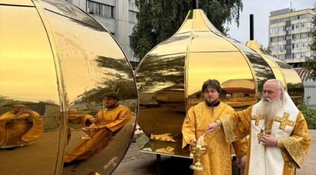 Митрополит Каширский Феогност возглавил богослужение в храме Архангела Михаила в Царицыне и освятил купола нового храма