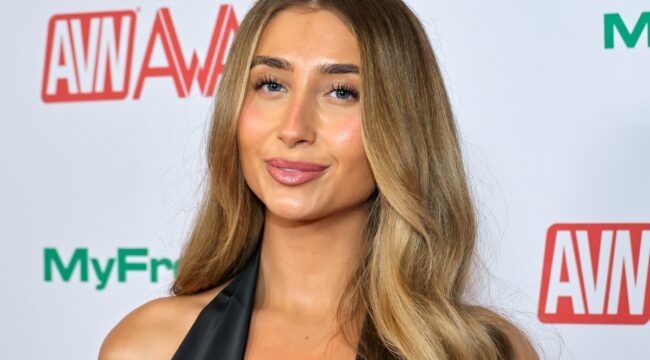 Архиепископ извинился после крещения звезды OnlyFans, снятого в соборе для реалити-шоу
