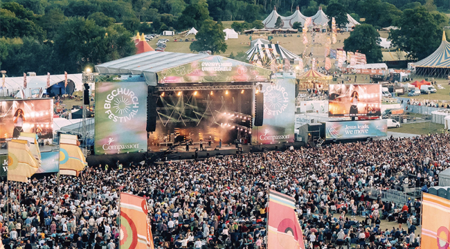 Мужчина погиб, по меньшей мере шестеро ранены после падения вывески на Big Church Festival