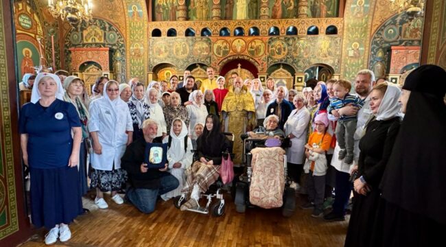 Митрополит Каширский Феогност возглавил богослужение в храме при ЦКБ святителя Алексия