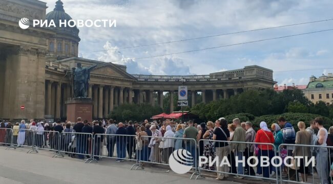 В Петербурге очередь к мощам Спиридона Тримифунтского растет с каждым днем