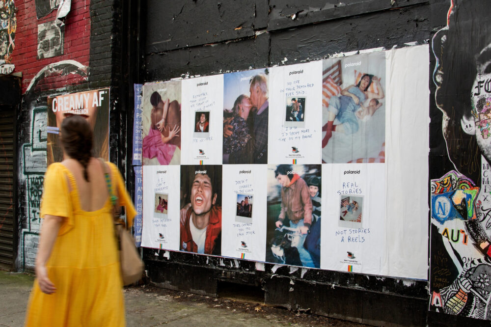 Новая рекламная кампания Polaroid наносит удар по ИИ