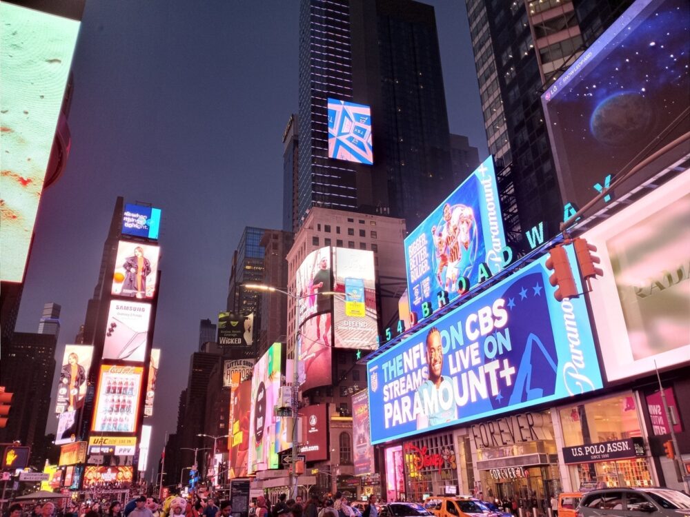 Актер Disney XD покидает бродвейский мюзикл «Аид» после возобновившихся комментариев против трансгендерной идеологии