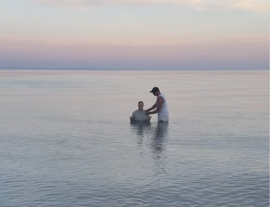 Исполнитель хита «I Took a Pill in Ibiza» Майк Познер принял христианство и крестился