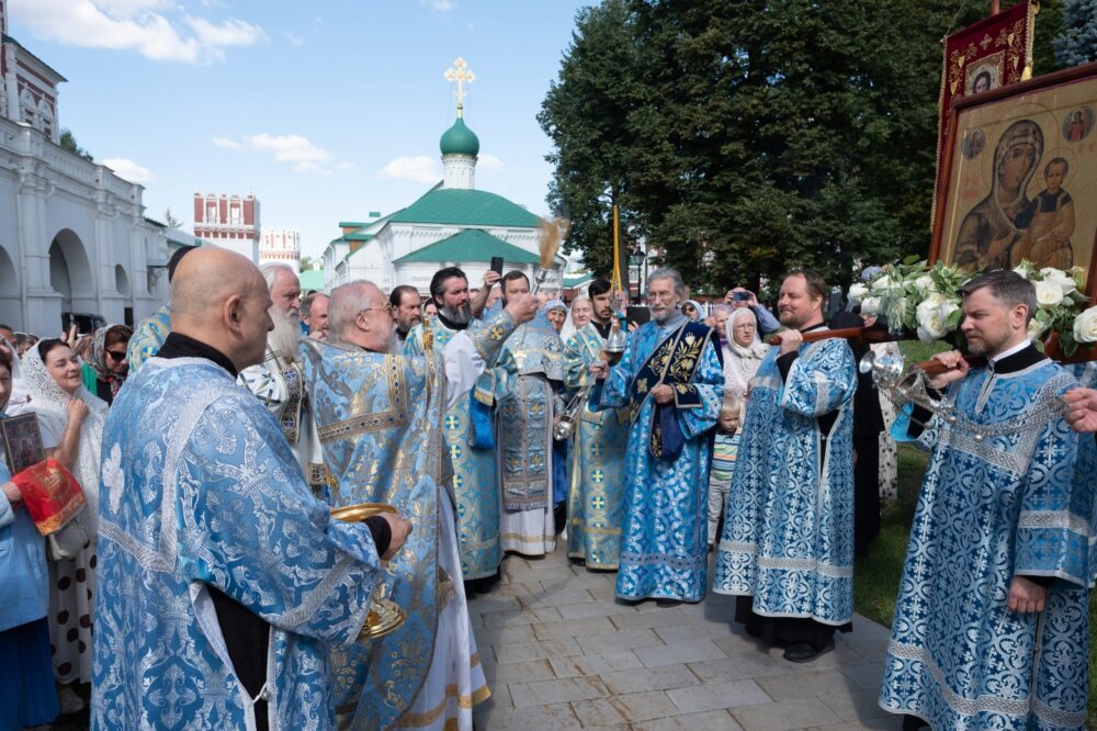 В праздник Смоленской иконы Божией Матери глава Синодального отдела по монастырям совершил Литургию в Новодевичьем монастыре