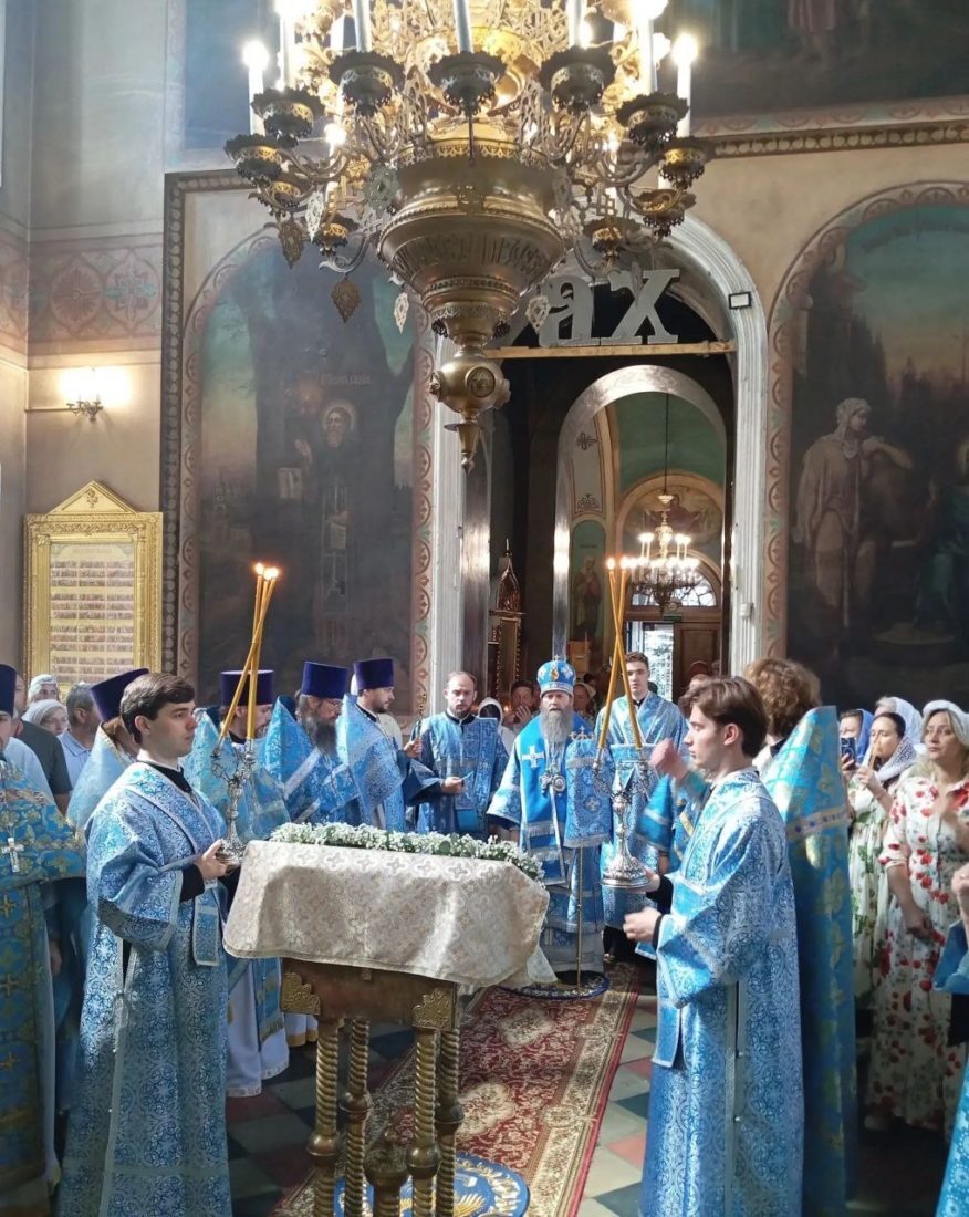 Епископ Павлово-Посадский Силуан возглавил Литургию в храме Спаса Нерукотворного Образа в Большом Свинорье