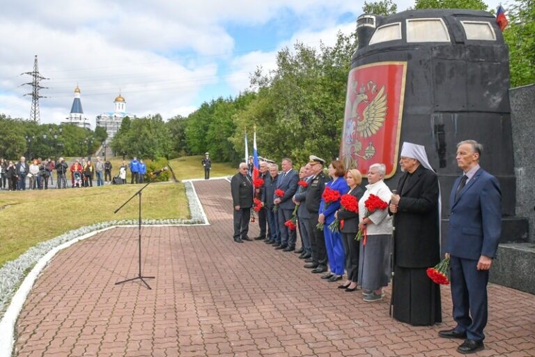 В Мурманской митрополии молитвенно почтили память моряков «Курска»