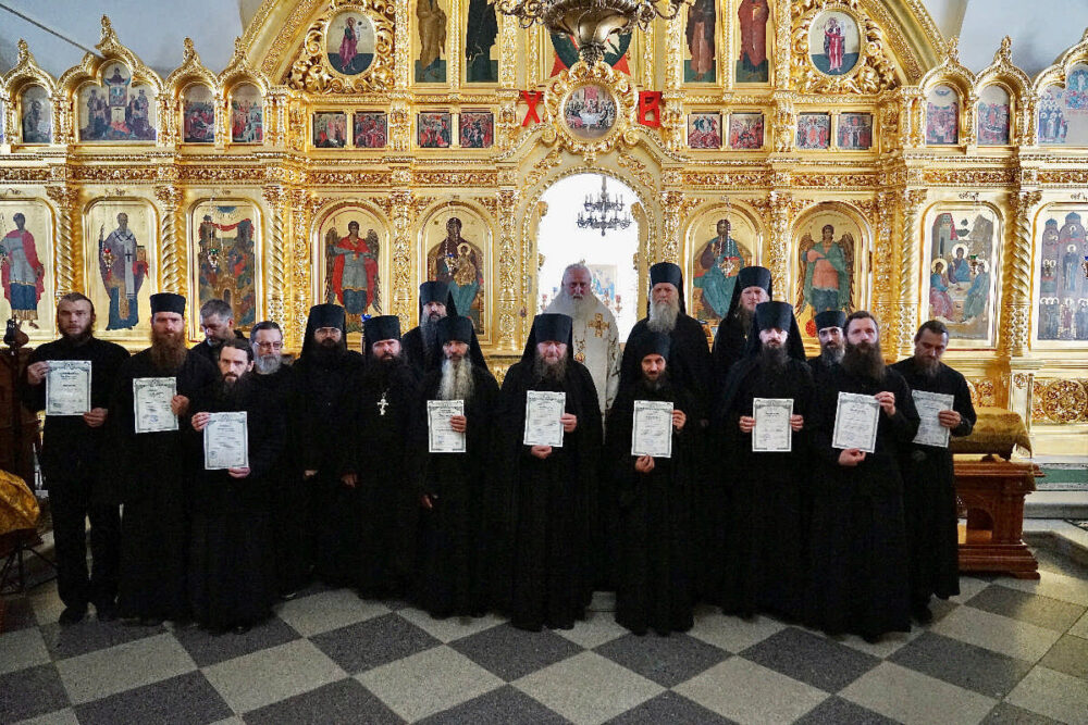 Глава Синодального отдела по монастырям вручил выпускникам Соловецкого монастыря свидетельства об окончании богословских курсов