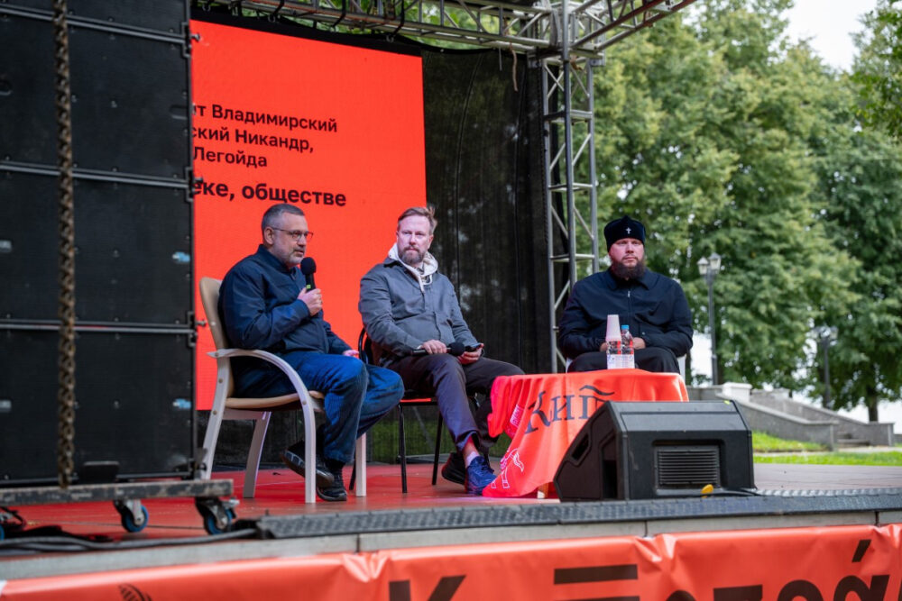 Глава синодального отдела по взаимоотношениям Церкви с обществом и СМИ посетил Владимирскую митрополию