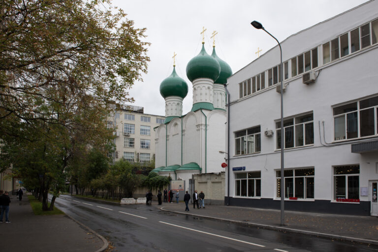 В храме Рождества Богородицы в Бутырской слободе демонтируют конструкции советского завода