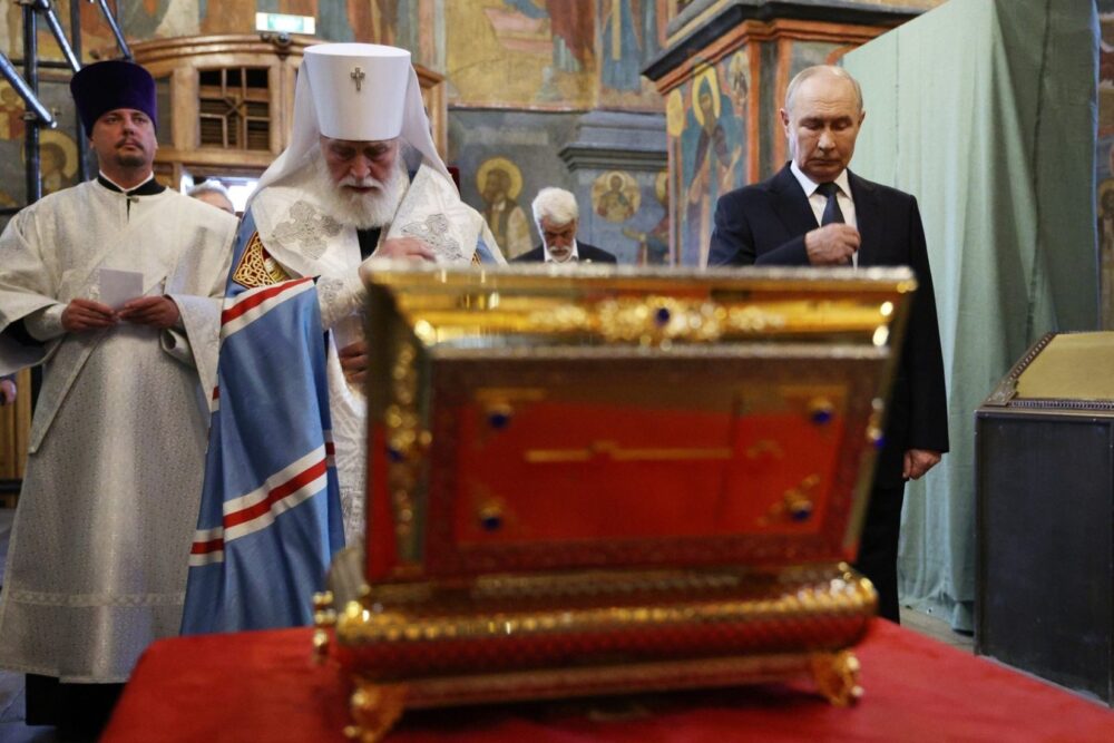Владимир Путин принял участие в молебне у мощей Димитрия Донского в Архангельском соборе