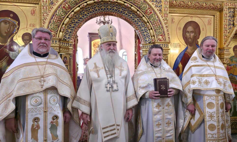 Митрополит Каширский Феогност возглавил Литургию в храме Покрова в Орехове-Борисове Южном