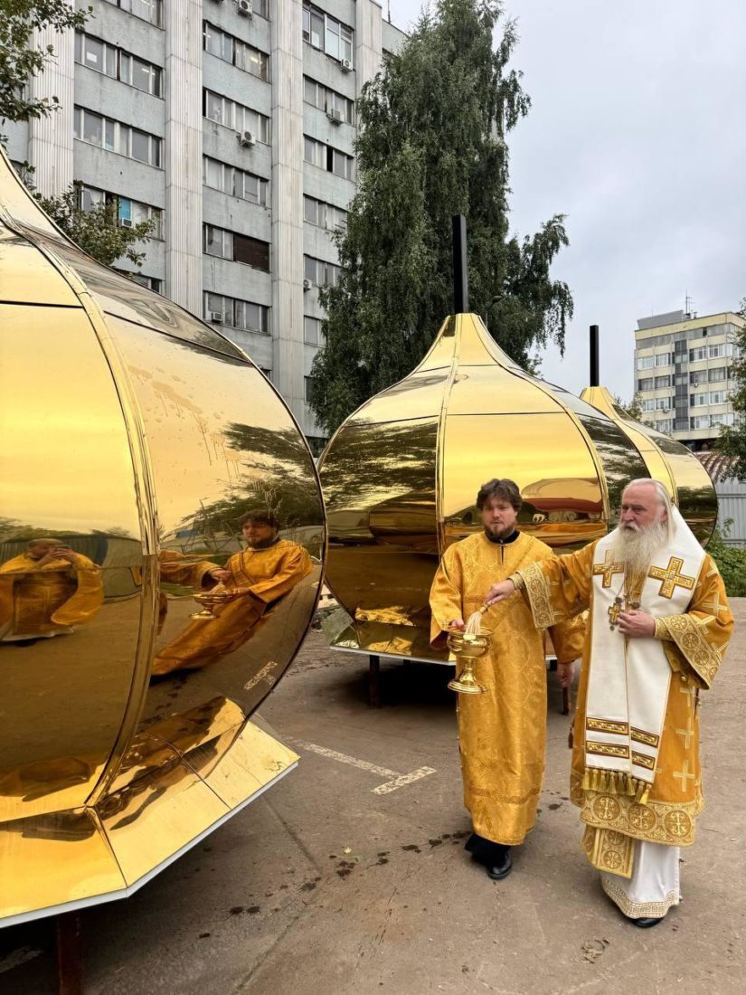 Митрополит Каширский Феогност возглавил богослужение в храме Архангела Михаила в Царицыне и освятил купола нового храма