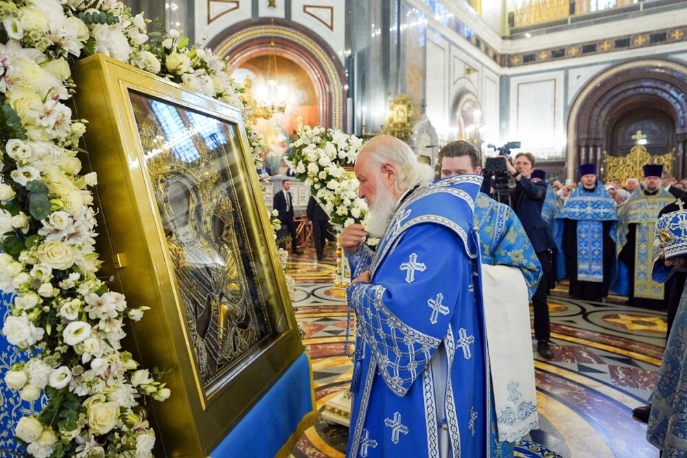 Патриарх Кирилл возглавил всенощное бдение в Храме Христа Спасителя и встречу Тихвинской иконы