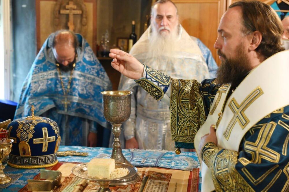 Митрополит Звенигородский Арсений возглавил Литургию в храме Успения в Архангельском-Тюрикове