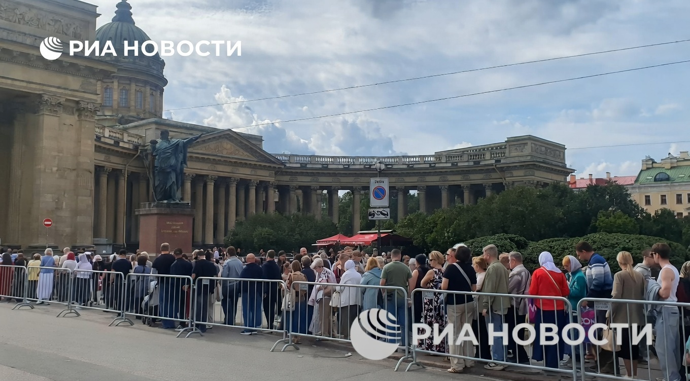В Петербурге очередь к мощам Спиридона Тримифунтского растет с каждым днем
