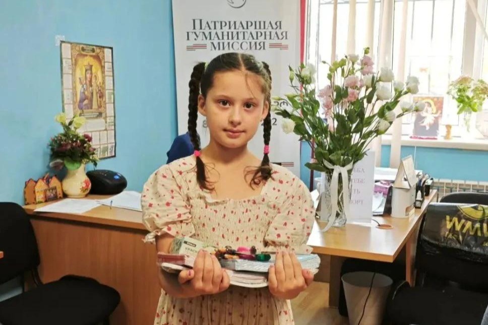 Патриаршая гуманитарная миссия передала 920 школьных наборов детям в зоне конфликта