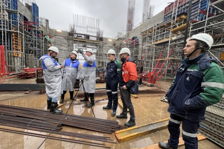 Кураторы ФХУ проинспектировали строительство Спасо-Преображенского собора в Мурманске