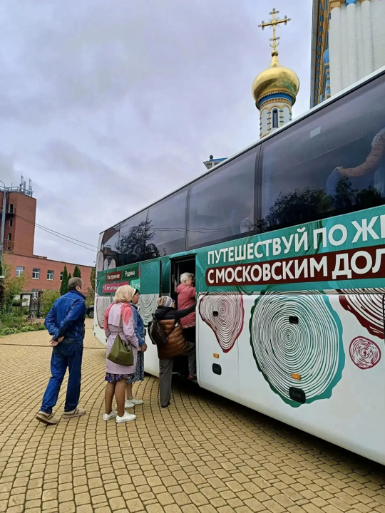 Социальная служба Западного викариатства организовала паломничество в Троице-Сергиеву лавру для участников «Московского долголетия»