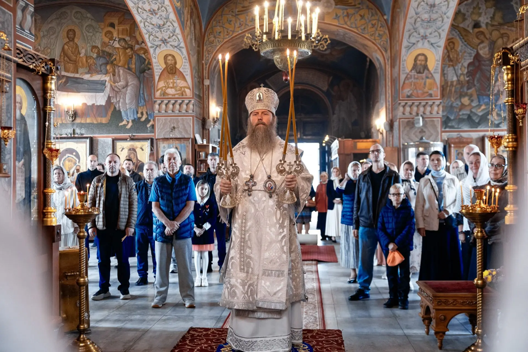 Епископ Павлово-Посадский Силуан возглавил Литургию в храме Архангела Михаила в Летове