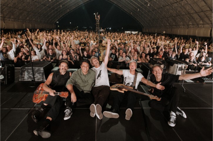 Обладатели премии "Грэмми" рок-группа Switchfoot отпраздновала открытие тура Forever Now в двух странах и пяти городах