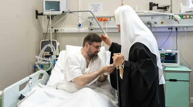 Святейший Патриарх Кирилл навестил в больнице митрополита Горловского Митрофана