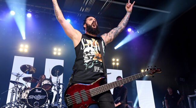 Джон Купер из Skillet рассказал о «жестоком» обращении со стороны церкви, где он служил 30 лет, и депрессии, вдохновившей альбом «After the Storm»