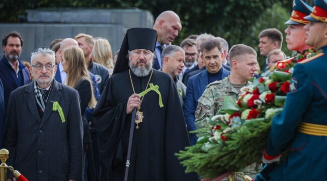 В годовщину начала блокады Ленинграда епархия возложила венки на Пискаревском кладбище