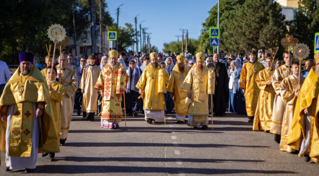 В Элисте прошли торжества по случаю 80-летия явления Христа Спасителя