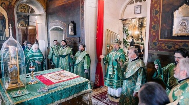 Митрополит Григорий совершил литургию в храме Пимена Великого в Новых Воротниках