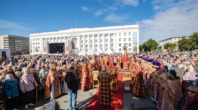 Митрополит Лонгин совершил первую литургию на месте Троицкого собора в Ульяновске