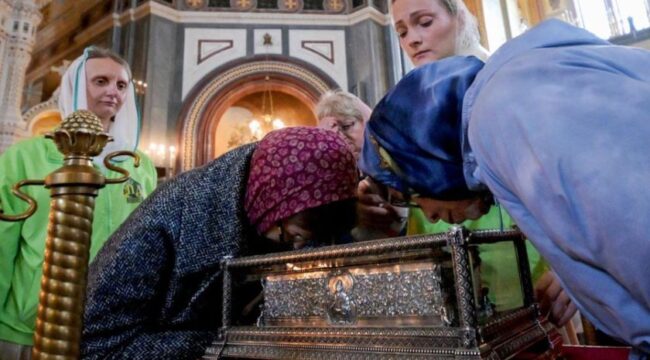 Психолог объяснила, почему миллион россиян пришли к мощам Спиридона Тримифунтского