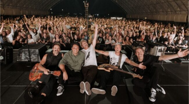 Обладатели премии "Грэмми" рок-группа Switchfoot отпраздновала открытие тура Forever Now в двух странах и пяти городах