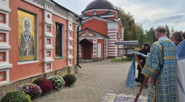 В Аносином Борисоглебском монастыре освятили мозаичную икону святителя Николая Чудотворца