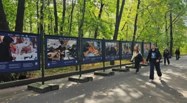 В парке «Фили» открылась фотовыставка о благотворительных проектах Церкви