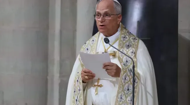 Папа Лев XIV молится в соборе Парижской Богоматери: «там, где встречаются небо и земля»