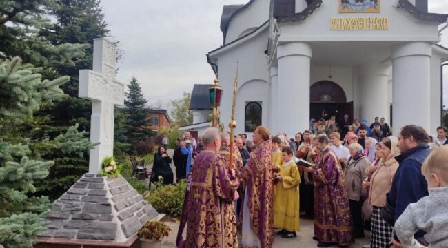 В Толстопальцеве освятили поклонный крест у храма Воскресения Христова